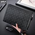 حقيبة يد رجالية من ماركة ميني دراجون (Mini dragon)، وتتميز بهيكلها الجلدي الصلب (Hard Leather Feel) ونقشة المربعات الكلاسيكية (Plaid) الأنيقة، مع شعار حرف الـ "O"